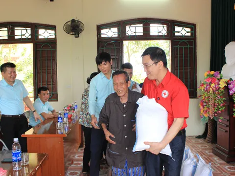 ‘Hạt gạo tình thương’ tặng cho người khiếm thị