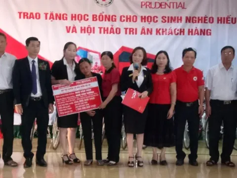 Tặng học bổng cho học sinh nghèo vượt khó