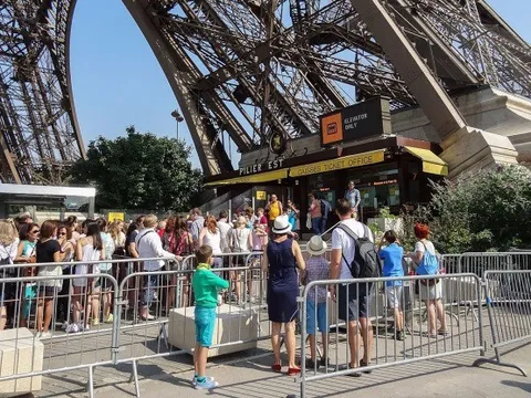 Tháp Eiffel đóng cửa do nhân viên đình công