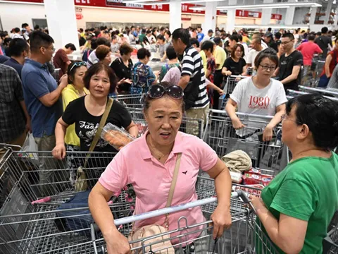 'Thất thủ' ngày khai trương ở TQ, siêu thị Mỹ giới hạn lượng khách mua