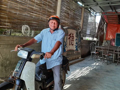 Người đàn ông 30 năm 'xóa mù' cho trẻ vùng đầm phá