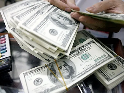 Theo chân vàng, giá USD tự do tăng dựng đứng