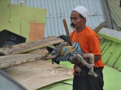 Khung cảnh tang thương, số người chết lên tới 1.200 người do thảm họa động đất, sóng thần ở Indonesia