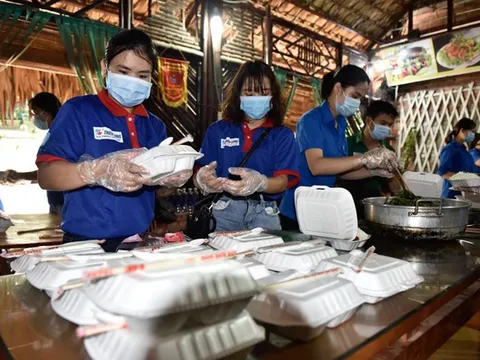 Thầy cô vùng cao nấu cơm phục vụ thí sinh thi tốt nghiệp THPT