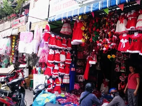 Thị trường đồ Giáng sinh: Sức mua tăng từng ngày, mỗi ngày tiếp hàng trăm khách