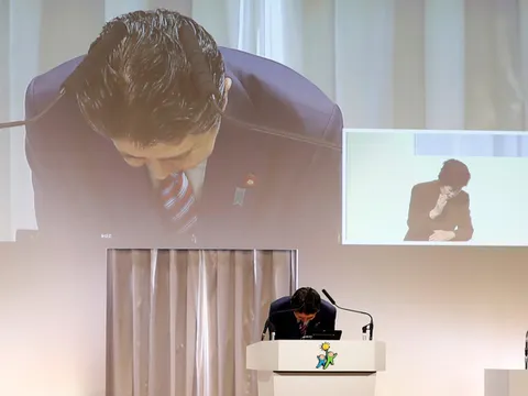 Thủ tướng Nhật Bản xin lỗi sau bê bối của vợ