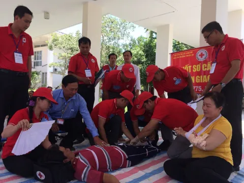 Tình nguyện viên chữ thập đỏ Hậu Giang với an toàn giao thông