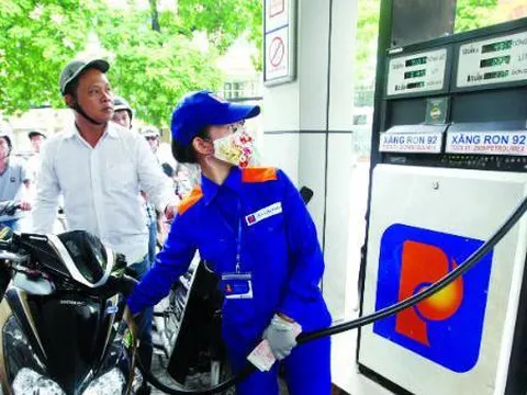 Giá xăng dầu giảm, xăng RON95-III còn 20.405 đồng/lít