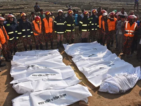 Xe tải lao vào khu nhà ở của công nhân, ít nhất 13 người thiệt mạng