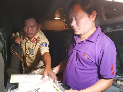 CSGT bắt giữ 12 nghìn gói thuốc lá Jet lậu trên xe container