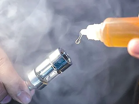 Nam sinh hôn mê sâu do nuốt phải tinh dầu thuốc lá điện tử