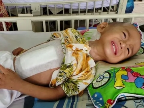 Thương bé 17 tháng tuổi chết mòn trên giường bệnh trong cảnh không cha, mẹ bị tâm thần