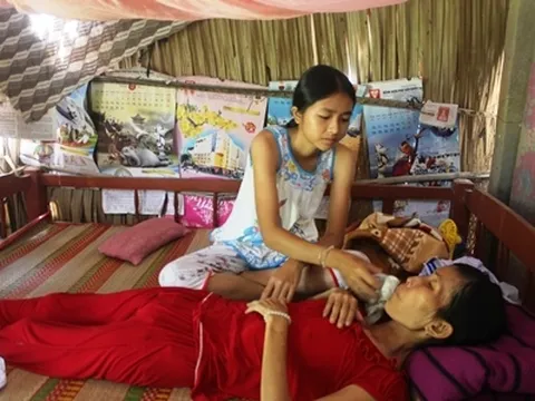 Thương bé lớp 8 làm việc quần quật mong cứu mẹ thoát bệnh hiểm nghèo