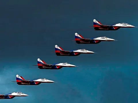 Tiêm kích MiG-29 bay đội hình bậc thang trên bầu trời ngoại ô Moscow