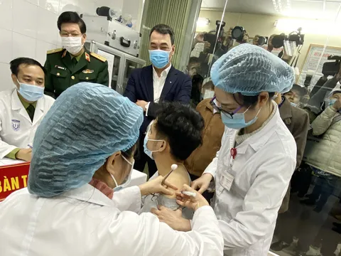 Bắt đầu tiêm vắc xin ngừa Covid-19 cho 3 người tình nguyện