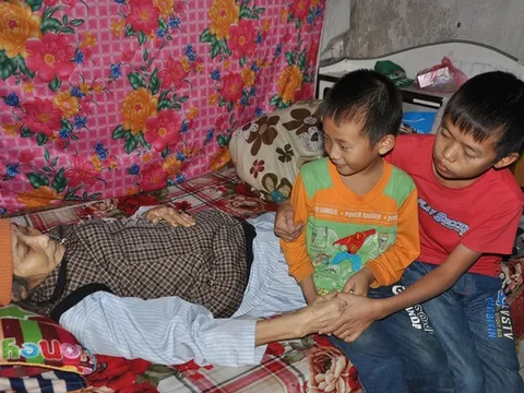 Tiếng khóc thảm thiết của hai đứa trẻ bị bố mẹ bỏ rơi, bà nội sắp chết