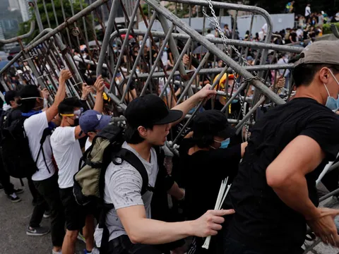 Người biểu tình Hong Kong chặn nhiều con đường
