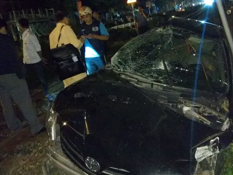 Tàu hỏa kéo lê ô tô 50m, 3 người may mắn thoát chết