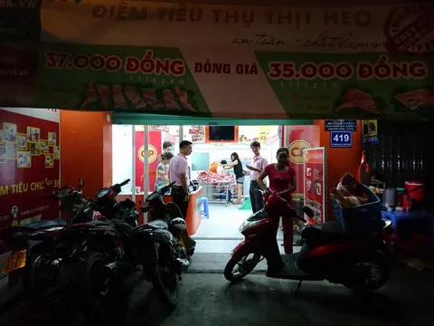 Tờ mờ sáng, người Sài Gòn đi mua thịt cứu người chăn nuôi heo