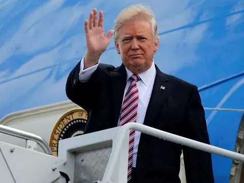 Tổng thống Mỹ Donald Trump lên chuyên cơ Air Force One tới Việt Nam