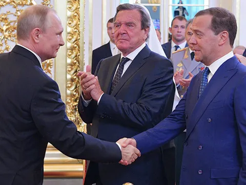 Tổng thống Putin đề cử ông Medvedev vào vị trí thủ tướng