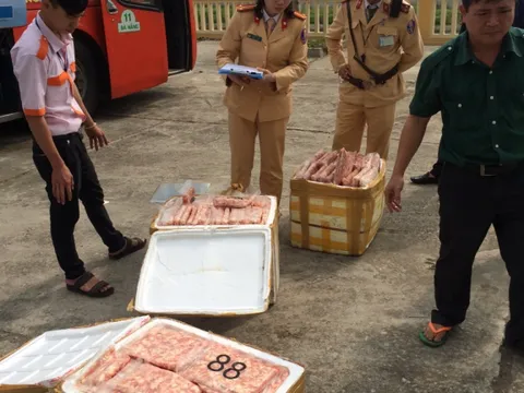 Bắt xe khách vận chuyển 180 kg thịt gà bẩn