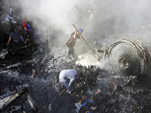 Máy bay Pakistan rơi khiến 98 người chết do phi công mải nói chuyện Covid-19