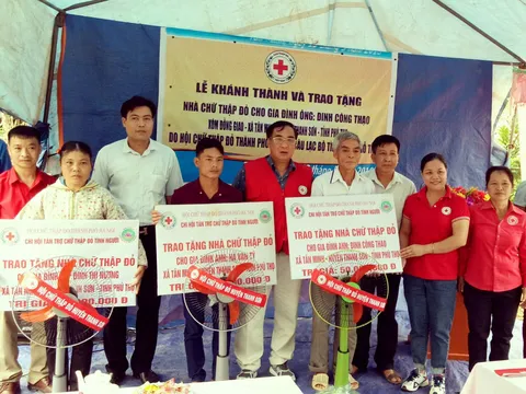 Phú Thọ: Khám bệnh, tặng quà cho đồng bào vùng cao