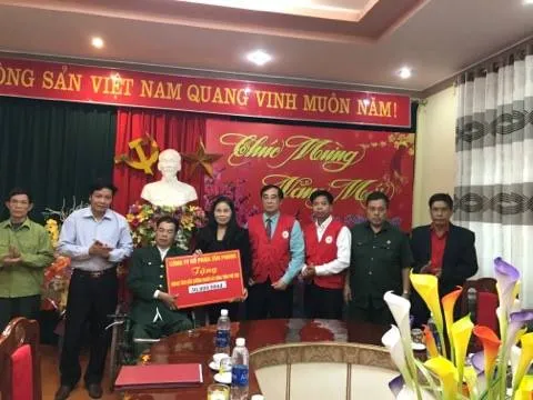 Phú Thọ: Tặng quà Tết cho người có công