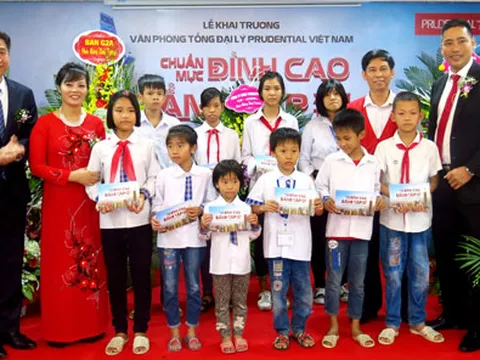 Hà Nam: Trao học bổng cho học sinh nghèo hiếu học