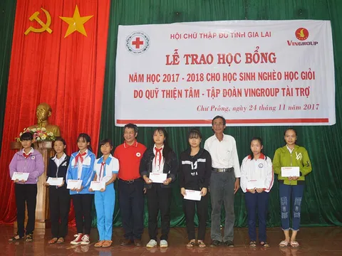 Trao học bổng Vingroup cho học sinh nghèo học giỏi