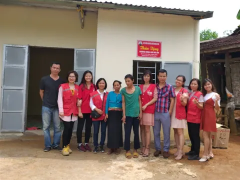 Lạc Sơn, Hòa Bình: Trao nhà Chữ thập đỏ cho 2 hộ đơn thân