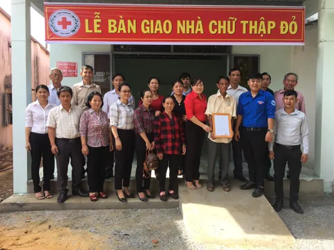 Trao tặng nhà Chữ thập đỏ cho hộ nghèo