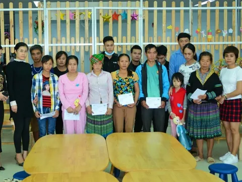 Báo Nhân đạo và Đời sống chia sẻ với bệnh nhi có hoàn cảnh khó khăn