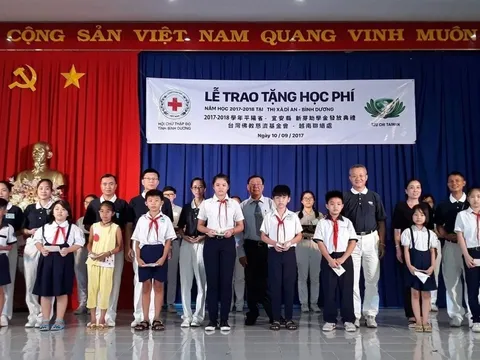 Trao tặng 215 suất học bổng cho học sinh nghèo hiếu học