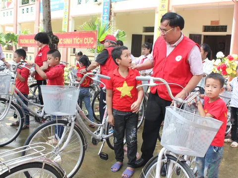 Mang yêu thương đến với học sinh vùng lũ