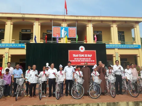 Trao yêu thương đón chào năm học mới