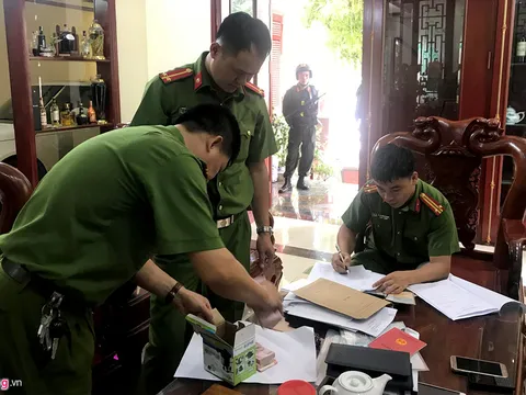 Cận cảnh khám xét nhà trùm ma túy xuyên quốc gia