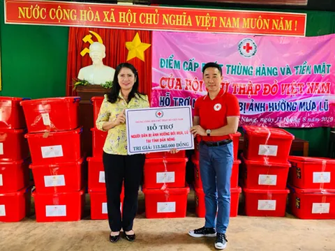 Trung ương Hội Chữ thập đỏ Việt Nam trao tiền và hàng cứu trợ cho bà con nghèo tỉnh Đắk Nông