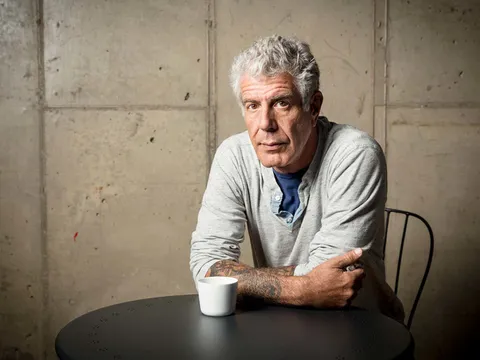 Trước khi tự sát, đầu bếp Anthony Bourdain mua bức "Bầu trời sụp đổ"