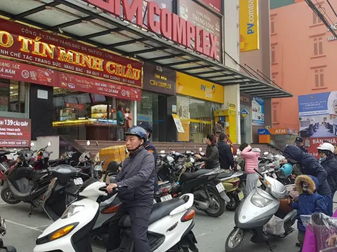 Trước ngày Vía Thần Tài, nhiều người đội mưa đi mua vàng cầu may