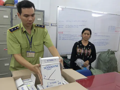 Truy quét 15 điểm bán hàng giả Uniqlo, The North Face tại TP HCM