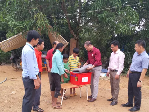 Hội Chữ thập đỏ Việt Nam cứu trợ người dân bị thiệt hại do mưa lũ ở Lâm Đồng