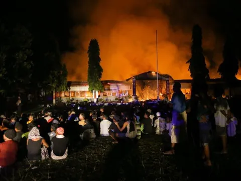 Hàng ngàn tù nhân phóng hỏa, vượt ngục sau thảm họa kép ở Indonesia