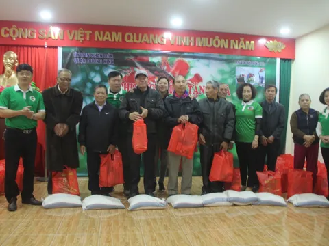 Trao quà Tết cho người nhiễm chất độc da cam