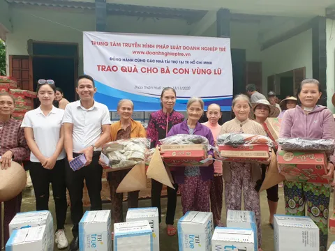 Trung tâm Truyền hình Pháp luật Doanh Nghiệp Trẻ trao quà cho bà con vùng lũ