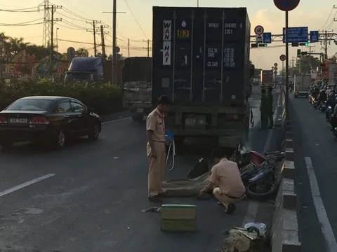 Chạy xe máy vào làn ô tô, người đàn ông bị container cán tử vong