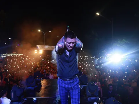 Tuấn Hưng bật khóc trước hàng nghìn khán giả trong liveshow 'Cảm ơn'