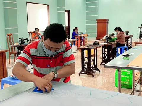 Âm thầm giúp... người dưng