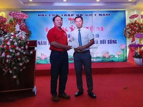 Báo Nhân đạo và Đời sống trao hơn 70 triệu đồng ủng hộ đồng bào bị ảnh hưởng bởi mưa lũ
